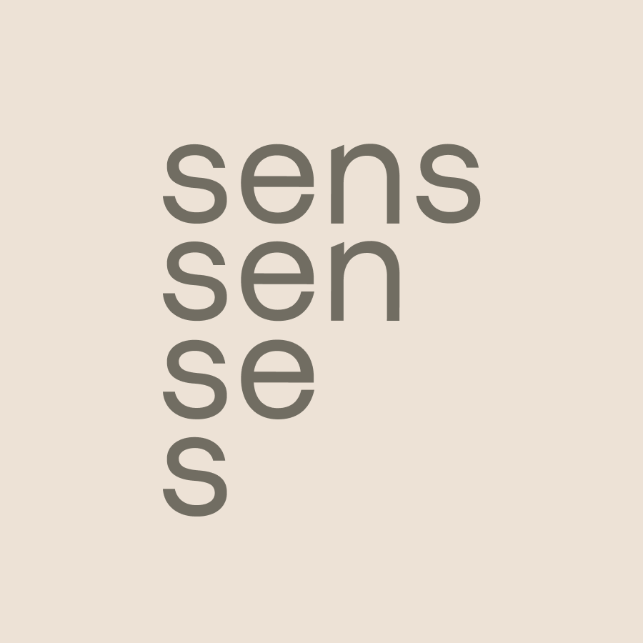 L'image montre le mot « sens » écrit verticalement en cascade, chaque ligne suivante perdant une lettre, formant « sens », « sen », « se » et « s ». Le texte est écrit dans une police simple, grise, sur un fond beige clair.