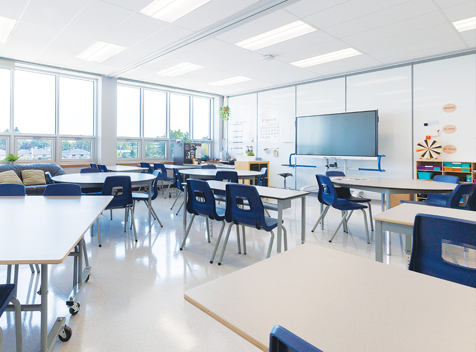 Nouvelle école des Aventuriers, vue d'une salle de classe avec mobilier moderne. La salle de classe est au 3e étage et est éclairée par la lumière du jour.
